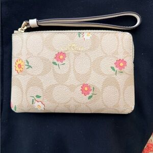 Corner Zip Wristlet
In Signature Canvas With Floral Print